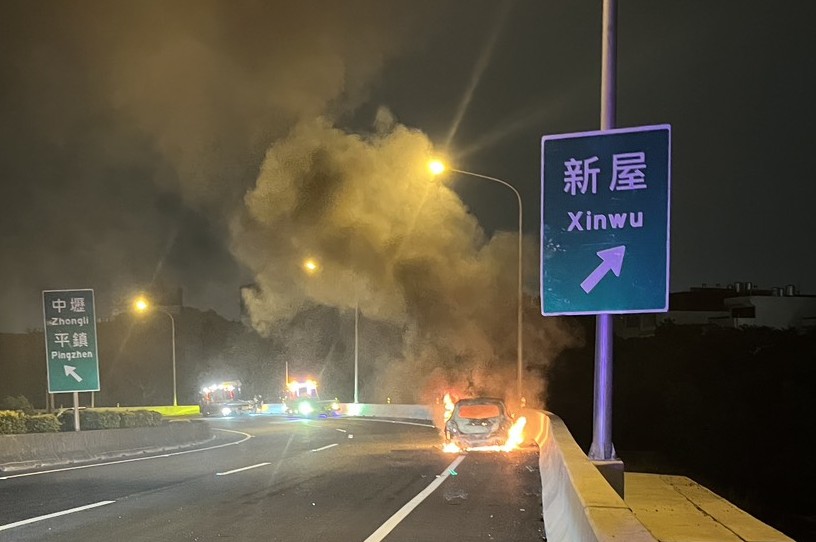 國1中壢匝道小客車突冒煙起火 駕駛急停路肩驚險逃生 643452 0