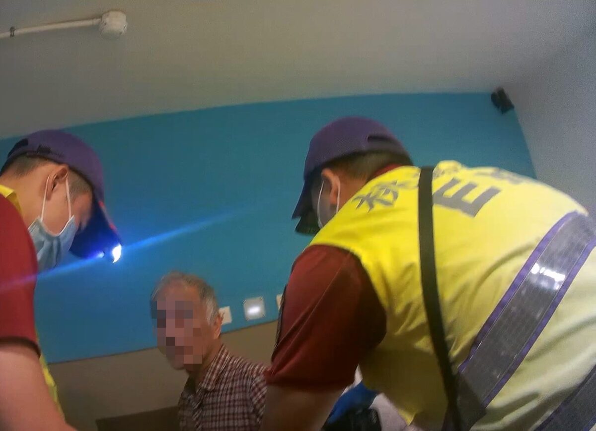 8旬婦突坐後座要求載回家 楊梅警民暖心接力送返家 S 84287497 0