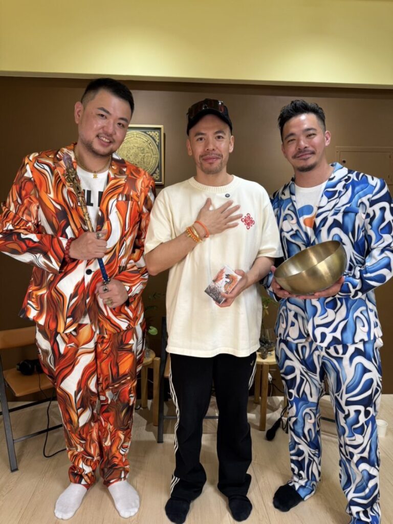 百萬靈性網紅(中)阿卡莎納（Master Sri Akarshana）日前上SOUL MEN(左)達威力（Ｄawei），(右)寶奘雄（Davis）首集頻道暢談靈性學習旅程，也一起分享顯化的奇蹟。(圖/SOUL MEN靈魂隊友 攝）