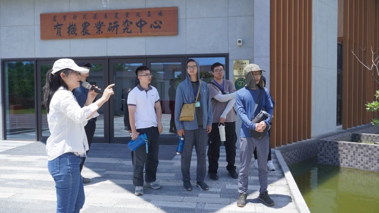 ▲花蓮農改場林立主任介紹有機農業研究中心有機生態環境營造。