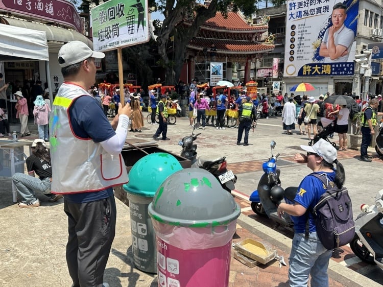 ▲於遶境路線規劃設置10處定點回收設施，提供民眾便利。