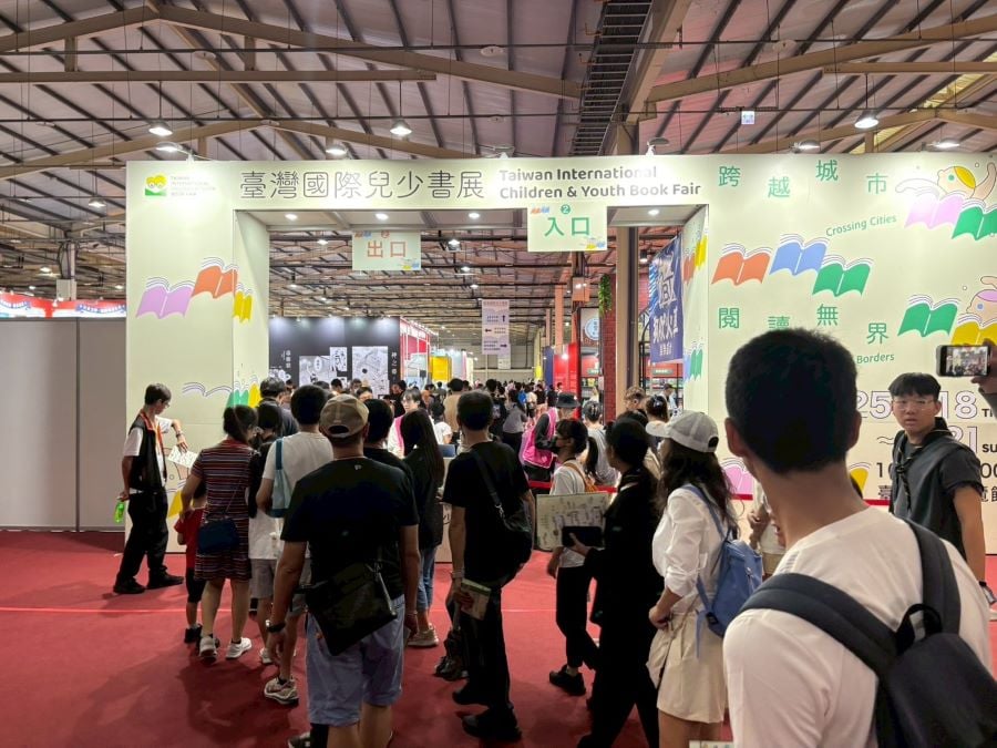 ▲2025年第1屆臺灣國際兒少書展，文化部政務次長李靜慧歡迎和平國小、南庄國中學生參觀書展。