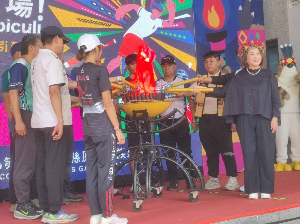 ▲第二屆屏東縣原住民族運動會將於6月登場，縣長周春米與聖火傳遞起跑選手今（29）日共同點燃聖火。