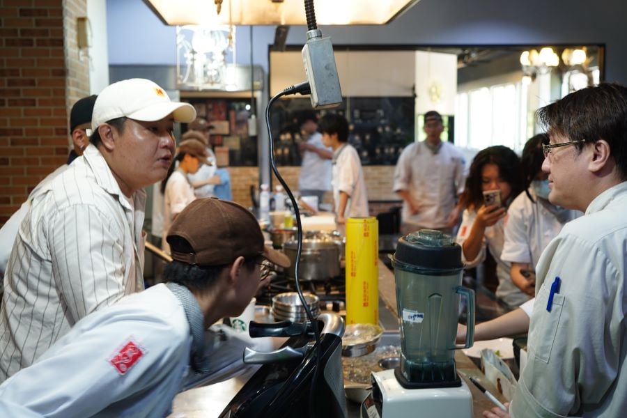 ▲主廚梁煜城熱情分享料理經驗,現場師生互動踴躍。