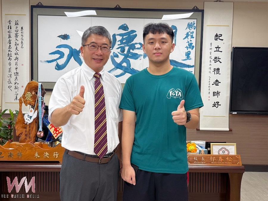 嘉義縣立永慶高中應屆畢業生翁少宸(右)立志從醫關懷弱勢,終於如願錄取國立「成功大學醫學系」,成為永慶首位透過繁星推薦錄取醫學系的學生;郭春松校長(左)勉勵帶著永慶高中培養出的堅持、關懷與溫度,成為一位專業而仁心的醫師。(圖/永慶高中提供)