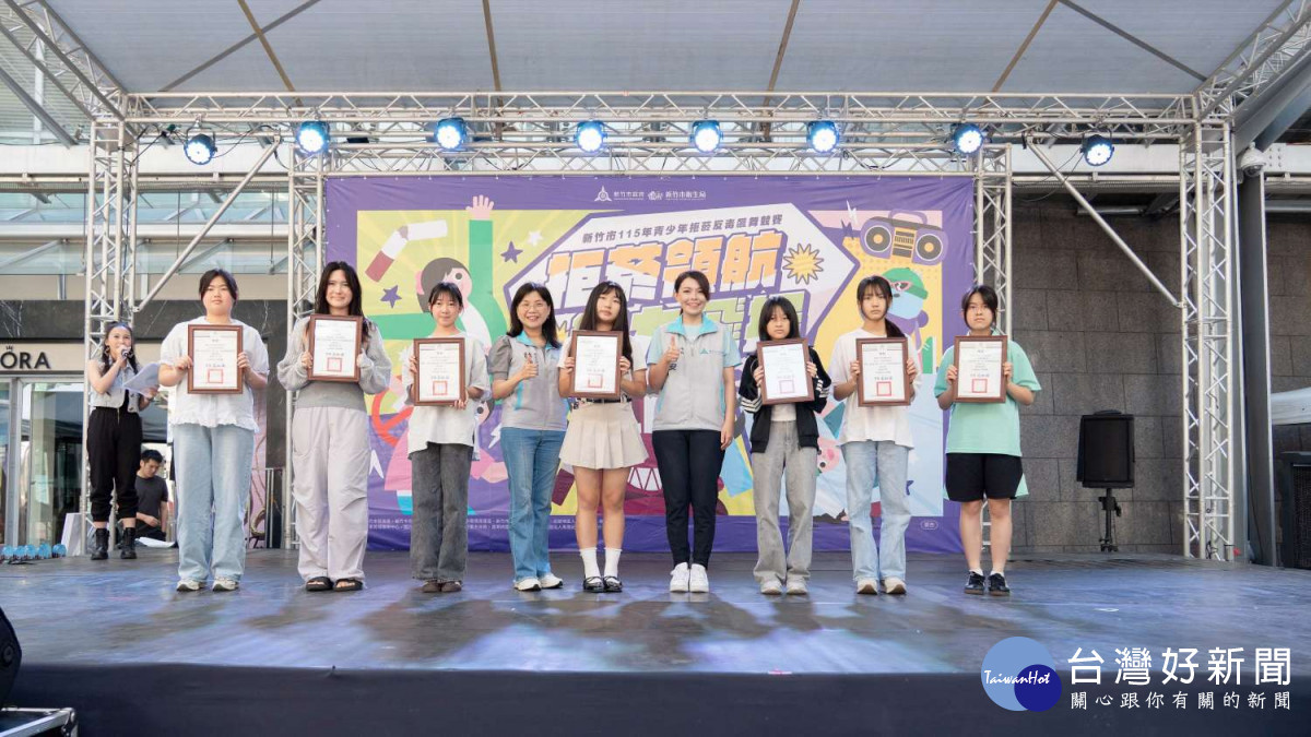 市長高虹安頒獎「拒菸好棒棒暨食在好健康」繪畫與著色比賽獲獎學生。