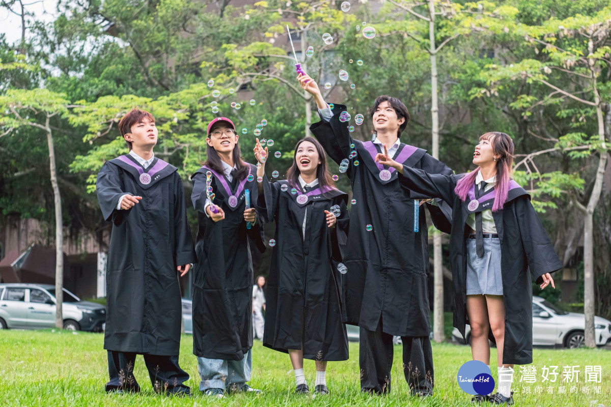 清華畢業生吹起泡泡,慶祝完成學業、迎向人生新階段。<br /><br />