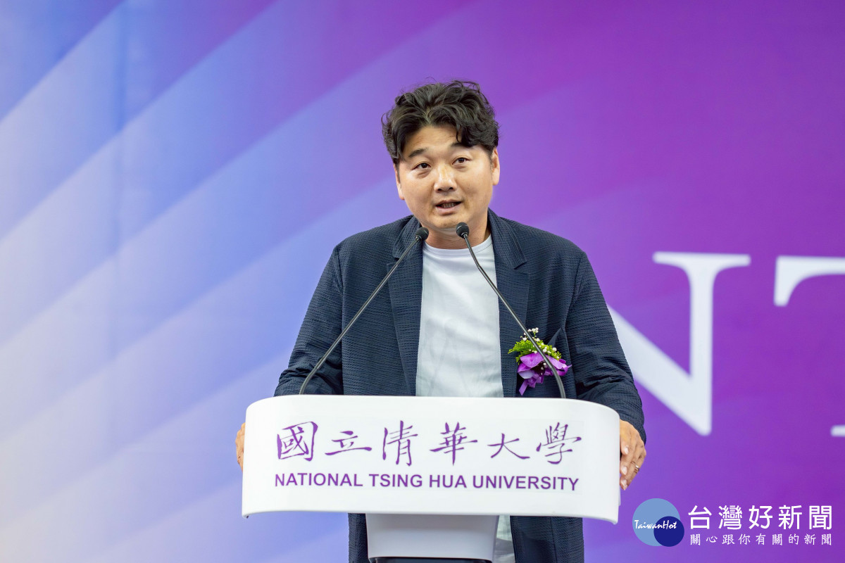 中華職棒樂天桃猿總教練曾豪駒受邀致詞,勉勵畢業生。