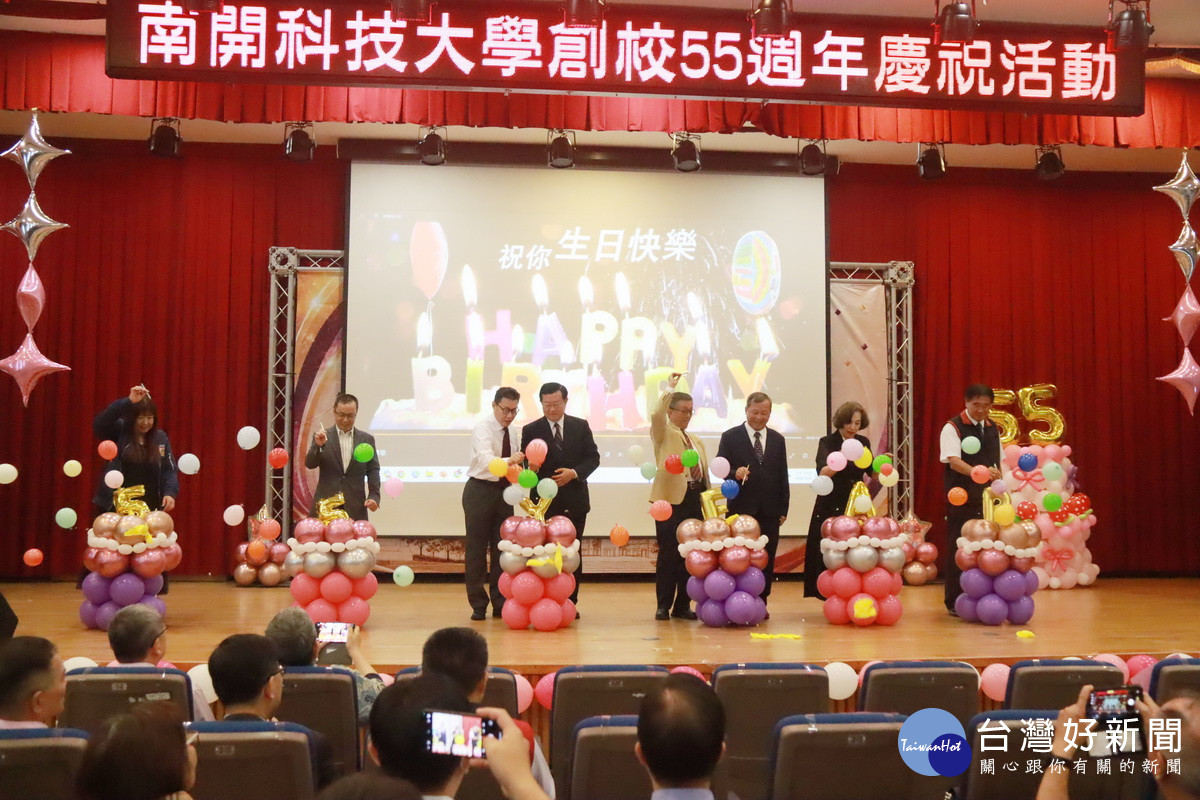 王副縣長等為校慶典禮祝賀。（記者扶小萍攝）