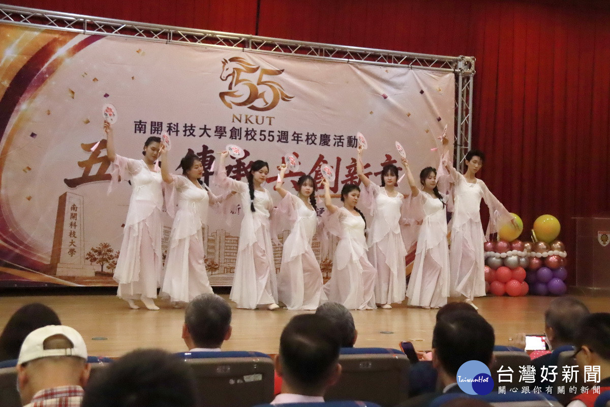 越南籍境外同學表演團 扇舞。（記者扶小萍攝）