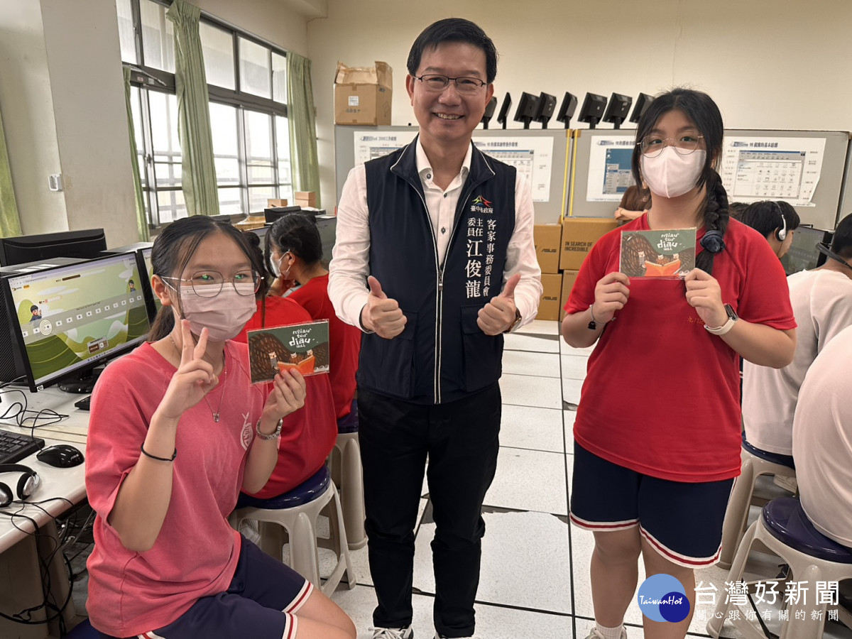 東勢國中同學們順利過關,江主委致贈臺中客家文創小物。