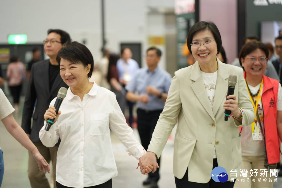 徐欣瑩赴臺中市向市長盧秀燕請益城市治理經驗,現場氣氛高昂、互動熱絡。