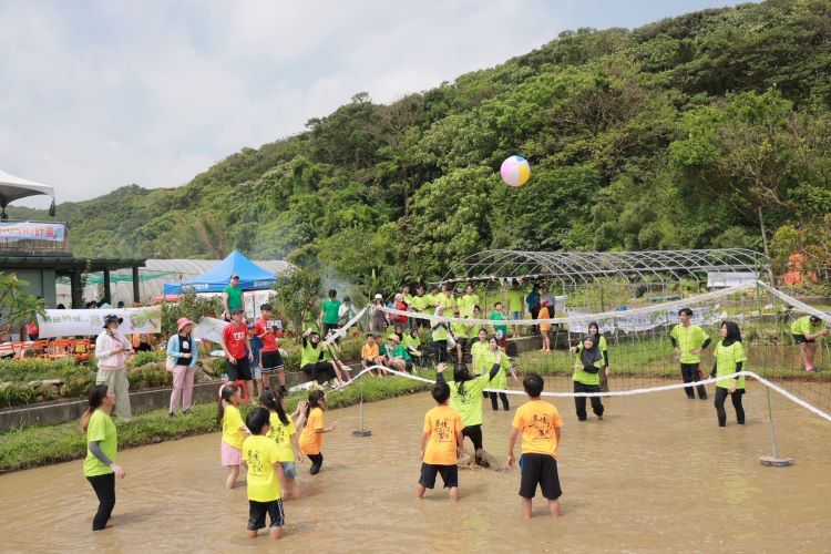 排球賽搬進水梯田 石門食農嘉年華吸引民眾親近土地 56 《圖說》「水梯田排球嘉年華」在遊戲互動中認識土地、農業生產與食物來源,透過活潑、貼近生活的方式推廣食農教育。〈農業局提供〉