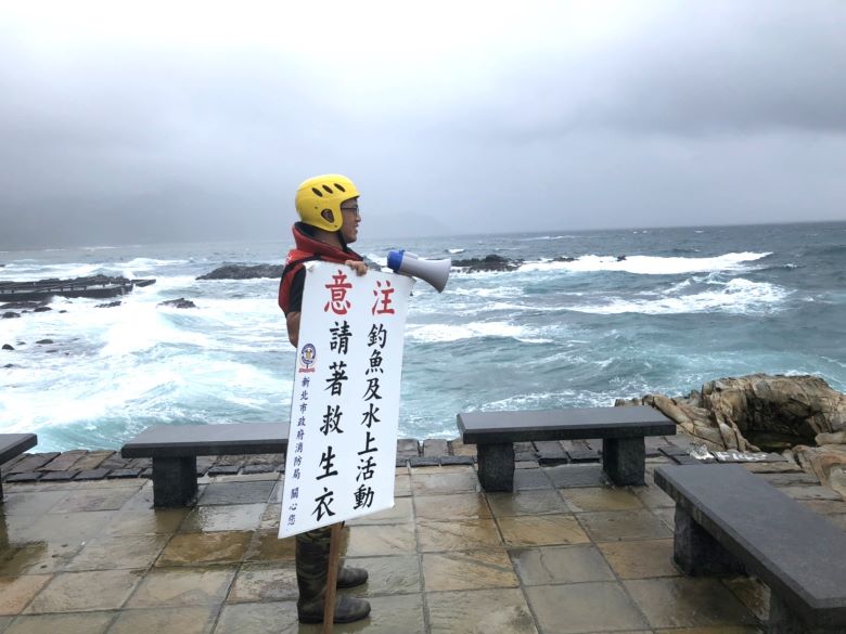 高溫戲水意外增 新北消籲注意水域活動安全 52 《圖說》消防局於海域提醒注意水上活動務必身著救生衣。〈消防局提供〉