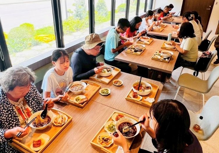 結合蔬食與手作實踐環保 靈鷲山攜手福城推淨灘新模式 32 《圖說》呼應環保理念的蔬食餐點,讓參與者實踐友善地球的生活。(靈鷲山佛教教團提供)