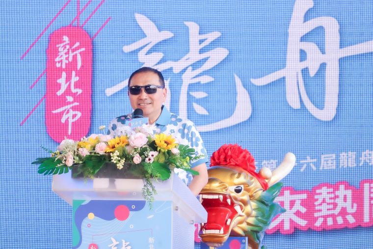 新北市議長盃龍舟賽6/19登場 市長議長點睛祈福盼賽事順利 21 《圖說》侯友宜市長表示,龍舟賽不只是體育競技活動,更承載著深厚的端午文化意涵,讓更多國際友人認識臺灣與新北市的城市魅力,進一步提升臺灣在國際上的能見度。〈新聞局提供〉