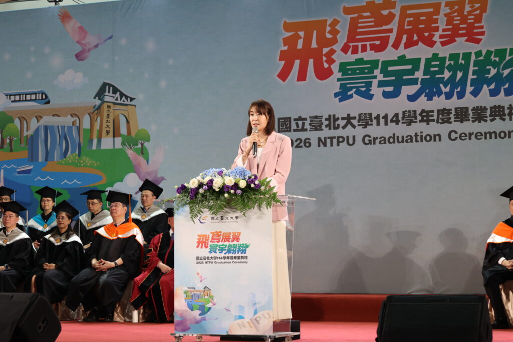 北大畢典賈永婕現身吸睛 勉畢業生:保有叛逆與乾淨的靈魂 11 %E8%87%BA%E5%8C%97101%E8%91%A3%E4%BA%8B%E9%95%B7%E8%B3%88%E6%B0%B8%E5%A9%95%E5%BC%B7%E8%AA%BF%E6%AD%A3%E7%9B%B4%E5%8F%9B%E9%80%86%E8%88%87%E5%8B%87%E6%95%A2%E6%98%AF%E7%94%9F%E5%91%BD%E4%B8%AD%E4%B8%8D%E5%8F%AF%E6%88%96%E7%BC%BA%E7%9A%84%E7%89%B9%E8%B3%AA 1024x683 1