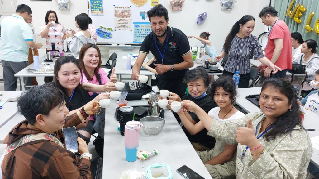 中市中區戶所開辦新住民主題班 咖啡茶香交織舊城故事 51 %E5%AD%B8%E5%93%A1%E4%BA%AB%E7%94%A8%E8%A6%AA%E6%89%8B%E6%B2%96%E6%B3%A1%E7%9A%84%E5%92%96%E5%95%A1 %E6%84%9F%E5%8F%97%E9%A6%99%E9%86%87%E9%A2%A8%E5%91%B3%E8%88%87%E6%BB%BF%E6%BB%BF%E6%88%90%E5%B0%B1%E6%84%9F 1024x577 1