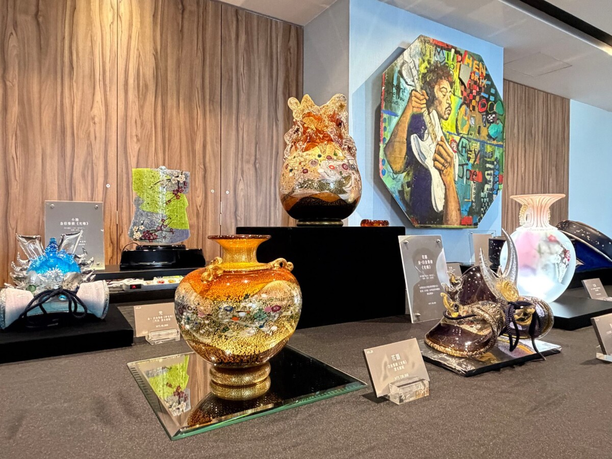 多件經典玻璃工藝作品,運用金箔、多層玻璃與精湛技法呈現豐富光影層次,展現日本職人文化的細膩魅力。(圖/高雄漢來 提供)