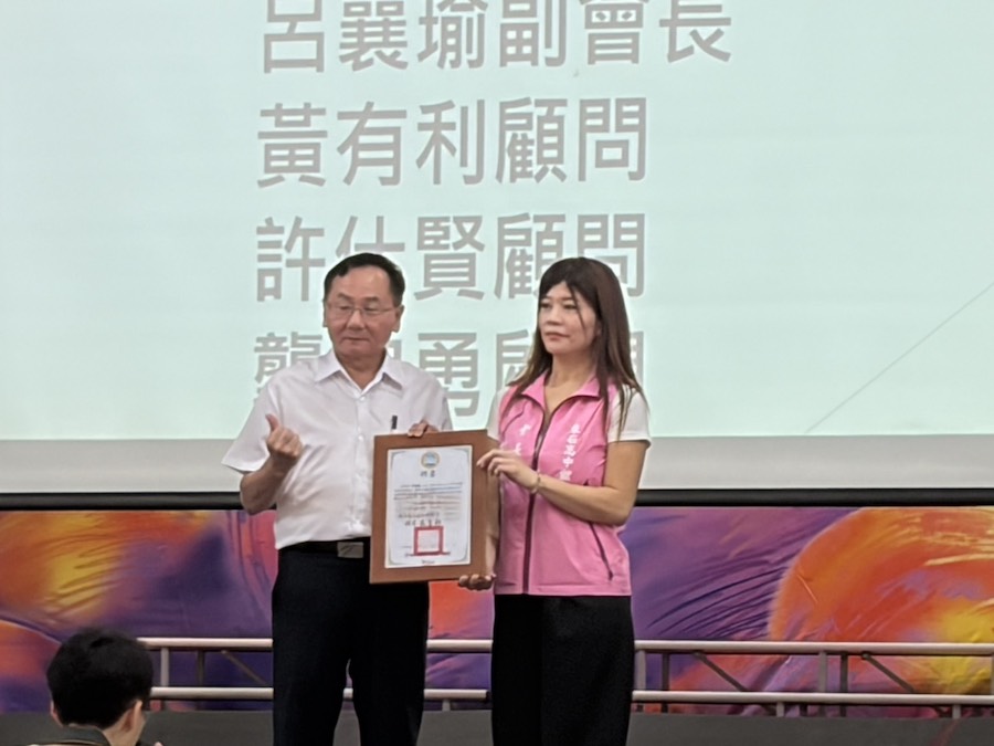 東石高中發展體育運動有成，辦「體育發展後援會慶功感恩餐會」活動，場面熱絡而溫馨。（圖/記者黃采琳攝）