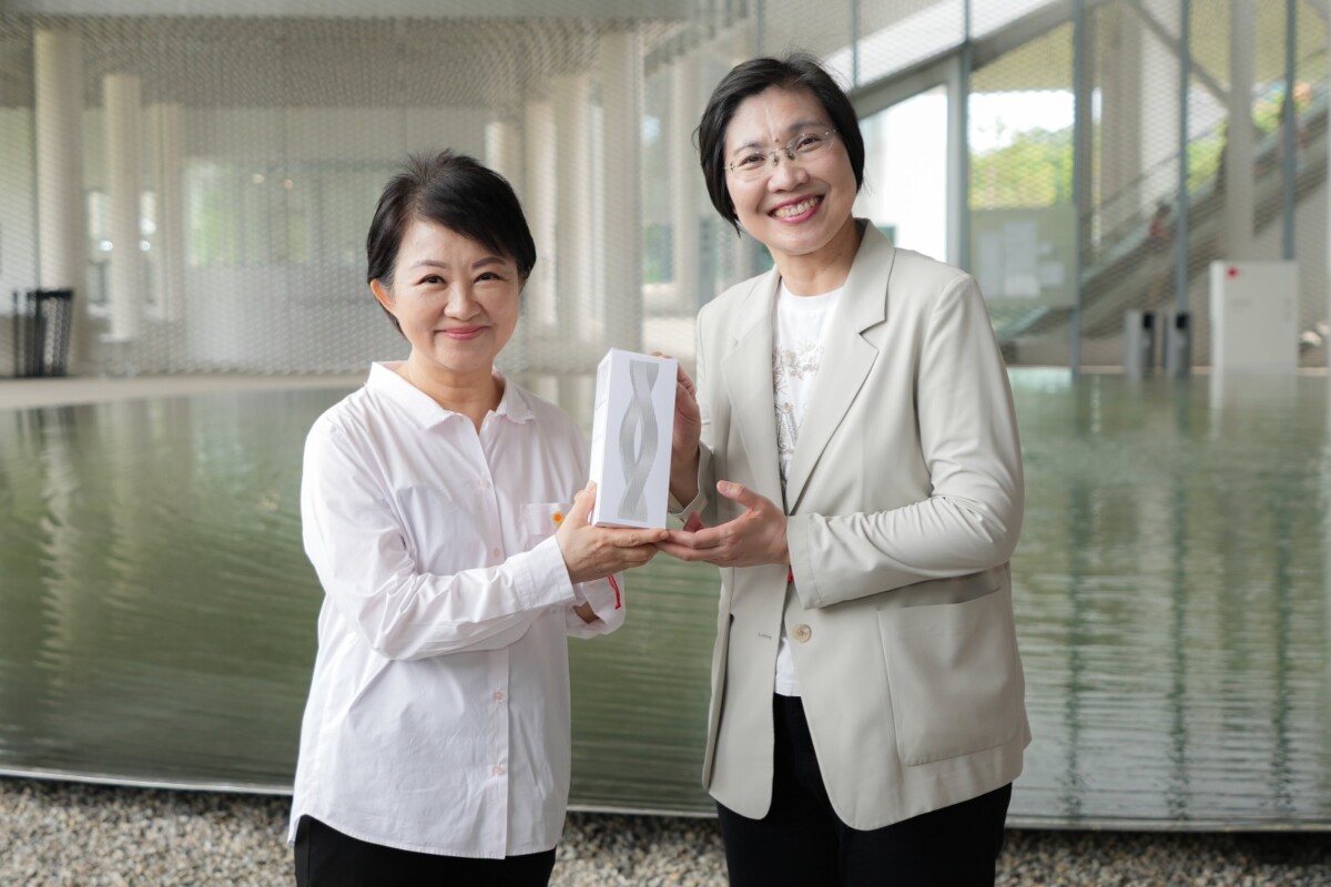 ▲市長盧秀燕致贈立法委員徐欣瑩綠美圖擴張網意象紀念品行銷台中。(圖/記者顏淑娟翻攝)