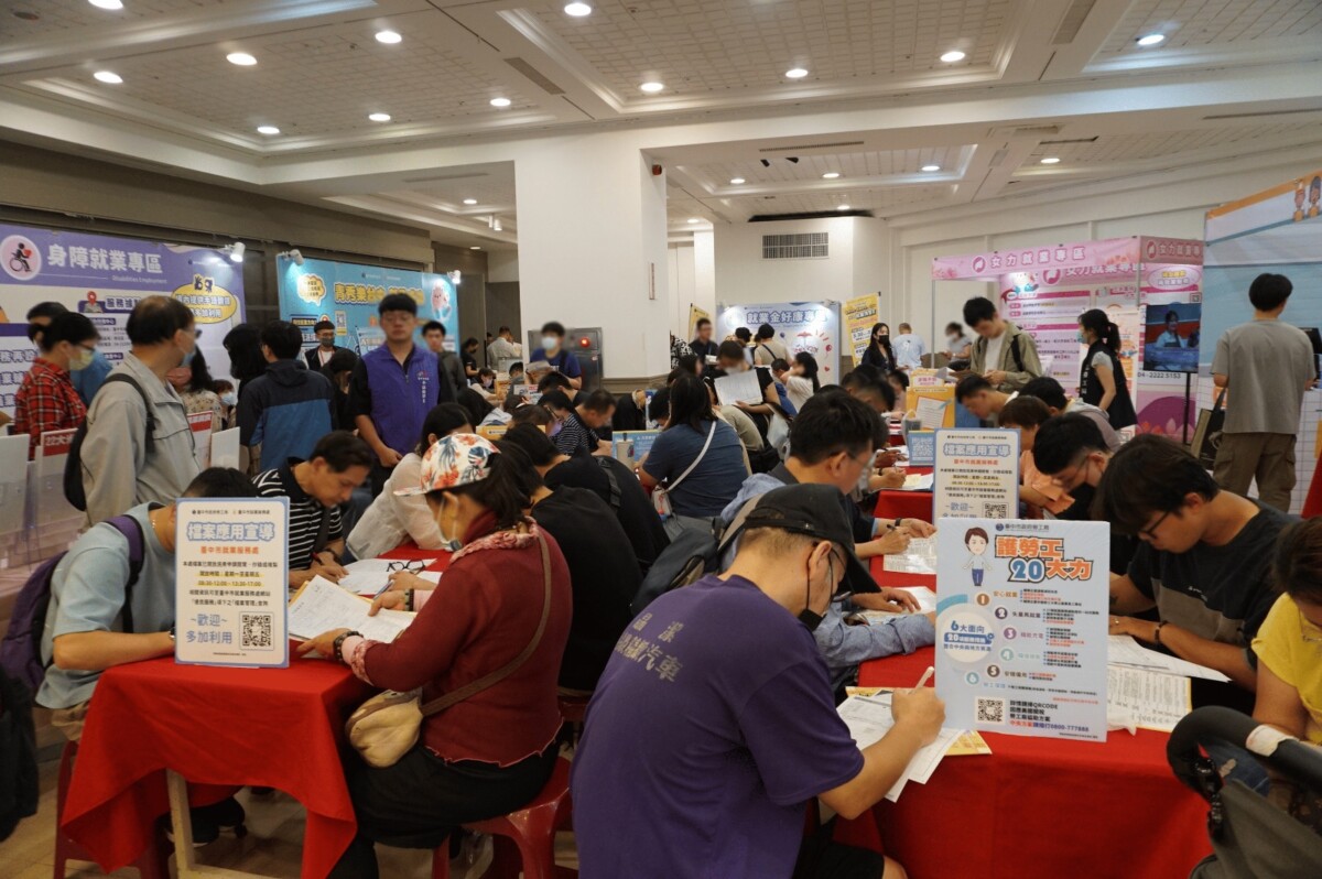 ▲「富市台中 就業成功」就業博覽會現場人潮絡繹不絕。(圖/記者顏淑娟翻攝)