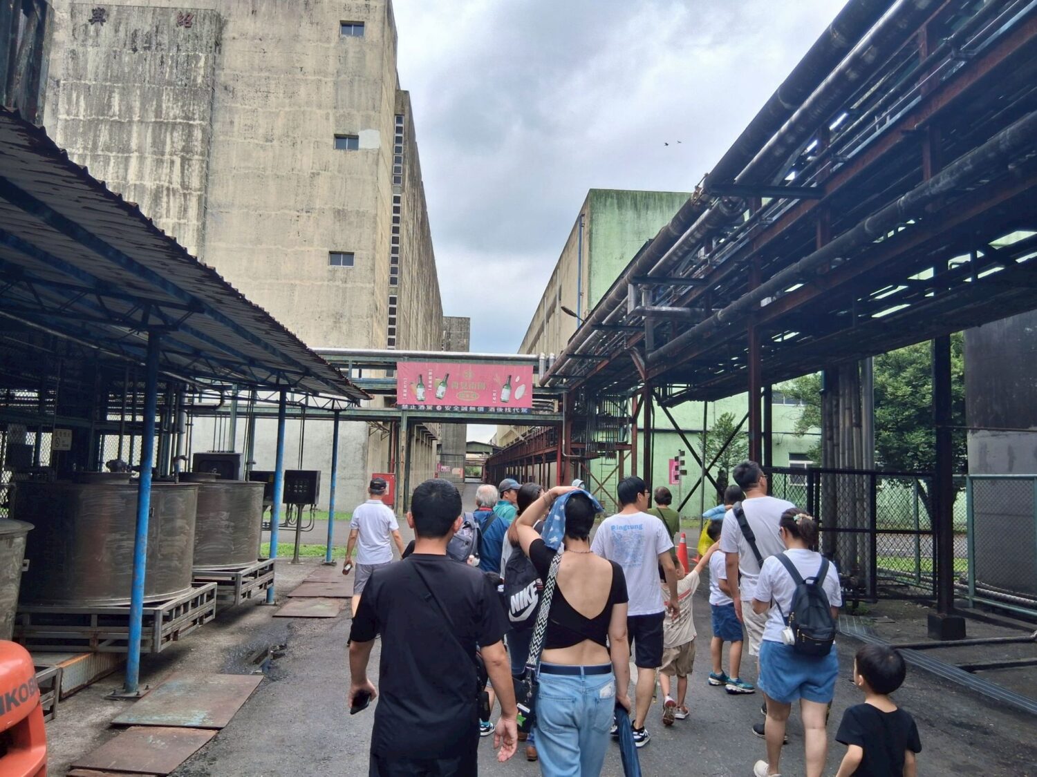 屏東酒廠端午市集首日湧人潮 親子同樂、公益互動、美食優惠齊聚 5/31最後一天邀民眾把握機會來走走