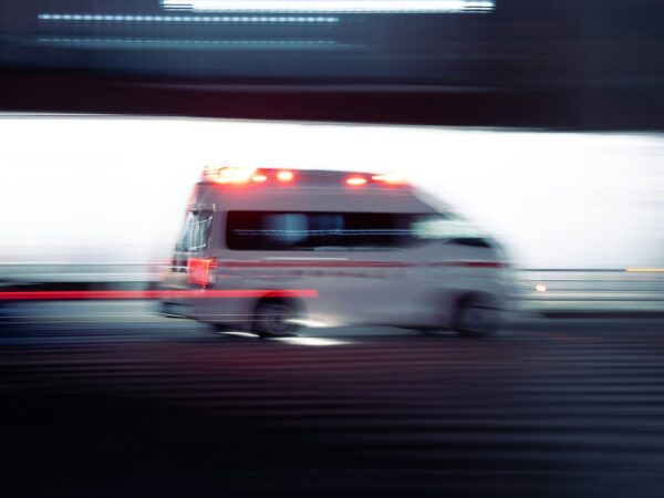 救護車鳴笛疾駛穿越夜色，爭分奪秒執行緊急救護任務，守護民眾生命安全。圖/臺北市政府消防局