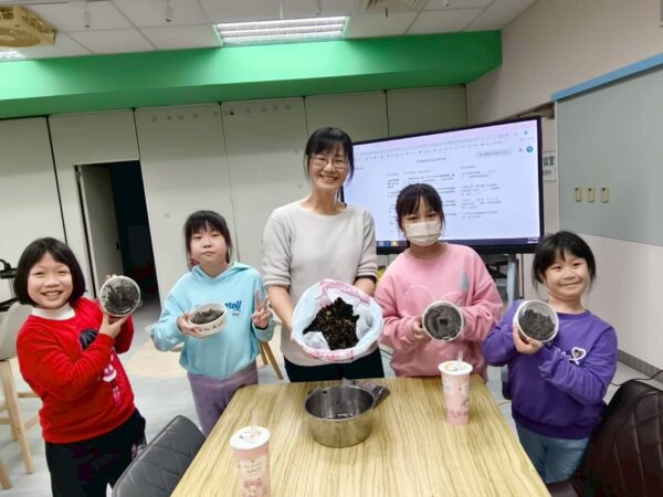 新生國小學生透過「茶渣再生」公民科學行動，將廢棄茶渣製作成環保用品，從生活中實踐資源循環與環境永續理念。圖/臺北市政府