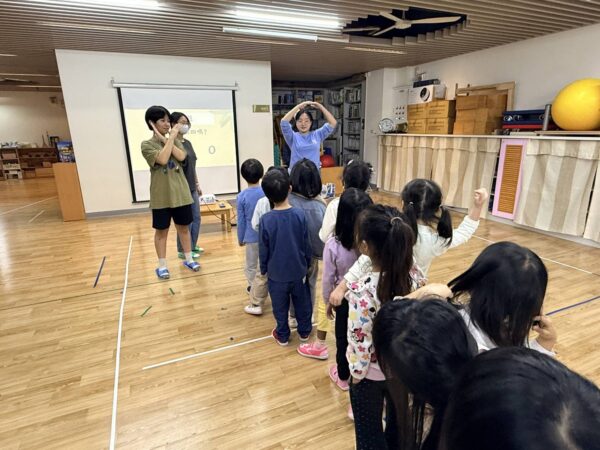 學生透過互動課程與情境式教學參與公民科學活動，在團隊合作與實作體驗中培養觀察力、表達能力與環境永續意識。圖/臺北市政府