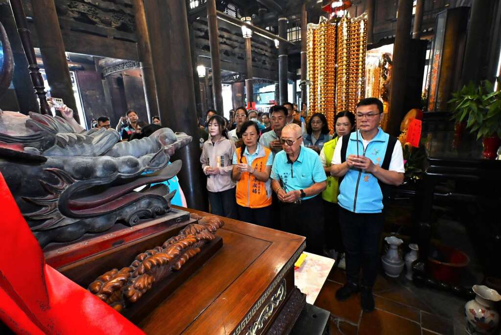 ▲彰化縣龍舟委員會與鹿港龍山寺今天率先舉行「迎龍王出殿」儀式,象徵龍王祭正式展開,也為即將登場的名列全國十大節慶之一的鹿港慶端陽系列活動揭開序幕。(圖/彰化縣文化局提供)
