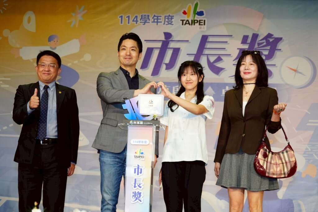 ▲臺北市長蔣萬安今日出席「臺北市立大學、公私立高職暨特殊學校114學年度畢業生市長獎頒獎典禮」，親自頒發獎項，表揚優秀畢業生。