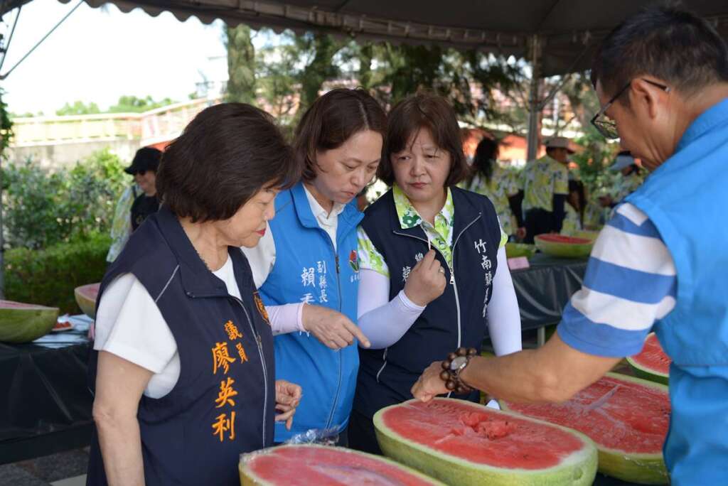 ▲苗栗副縣長賴香伶品嘗西瓜。