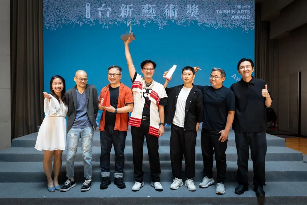 第24屆台新藝術獎 三大獎得主合影 (左起) 彭珮瑄、姜聲國、姚立群、瓦旦・督喜、陳乂、張耿華、林昆穎