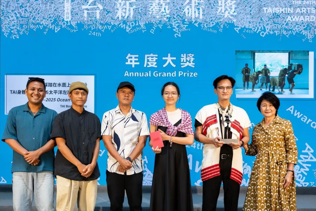 第24屆台新藝術獎 台新銀行文化藝術基金會林曼麗董事(右)頒發年度大獎得主 TAI身體劇場《qaqay踩踏在水面上的聲音》(左起 奧萊・吉芙菈芙斯、李偉雄、朱克遠、林之淯、瓦旦・督喜)