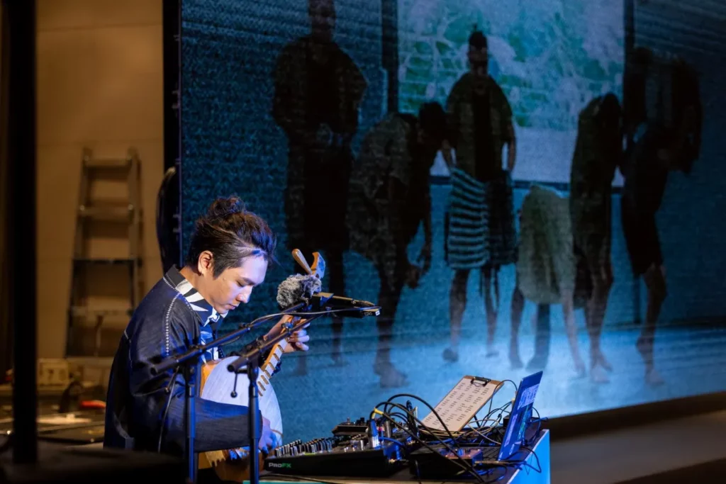 第24屆台新藝術獎頒獎典禮現場,音樂與劇場藝術家曾伯豪以臺灣傳統的「唸歌說唱」
