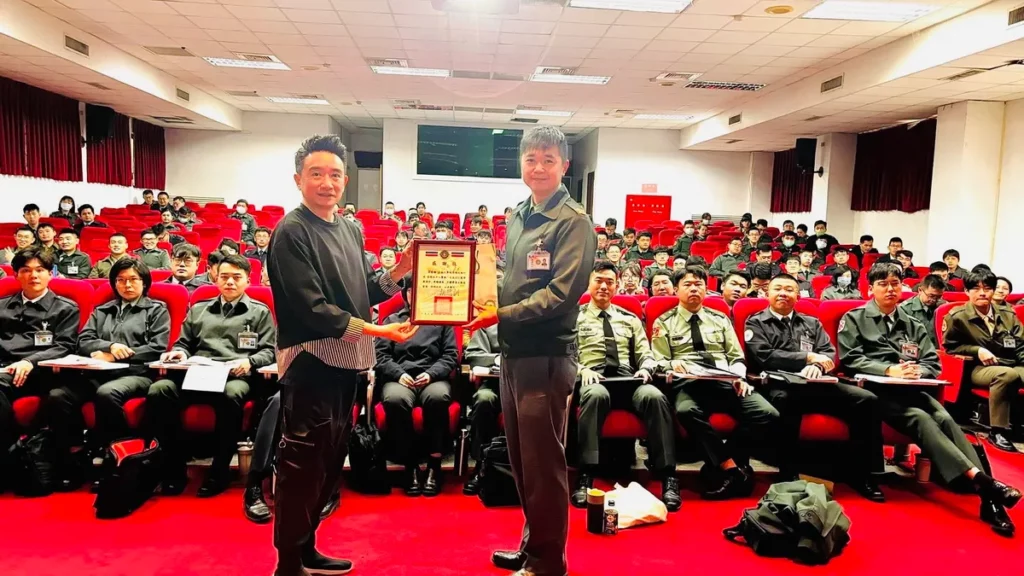國防政戰學院軍官(右)頒贈感謝狀於亞威AI學院執行長張楷文(左)定期國防政戰官兵AI資訊安全應用系統課程教授。