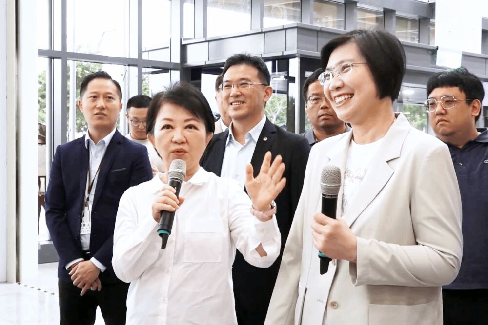 徐欣瑩參訪台中市政建設 盧秀燕力挺送必勝御守祝福「包中」 293 徐欣瑩參訪台中市政建設 盧秀燕力挺送必勝御守祝福「包中」 292