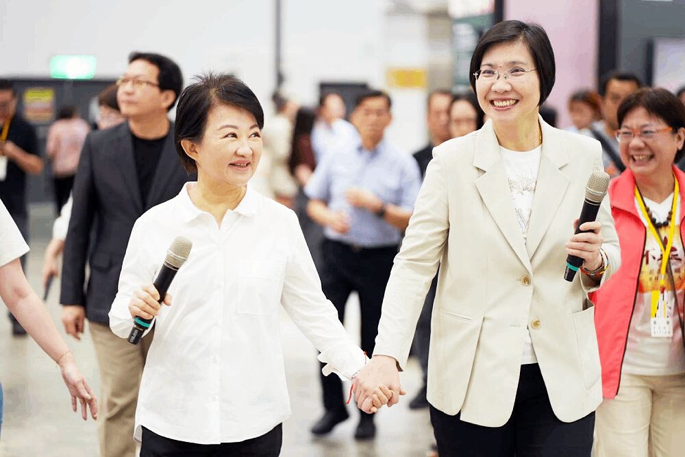 徐欣瑩參訪台中市政建設 盧秀燕力挺送必勝御守祝福「包中」 294 照片來源:徐欣瑩臉書