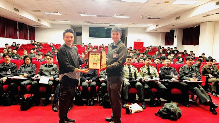 國防政戰學院軍官(右)頒贈感謝狀於亞威AI學院執行長張楷文(左)定期國防政戰官兵AI資訊安全應用系統課程教授。(圖/亞威AI學院 提供)