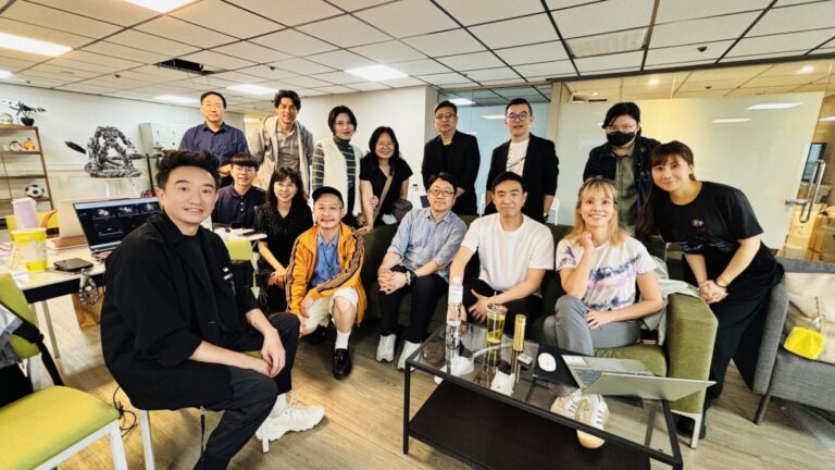 亞威AI學院執行長張楷文(左)與亞威國家隊師資每月師資培訓營會。(圖/亞威AI學院 提供)