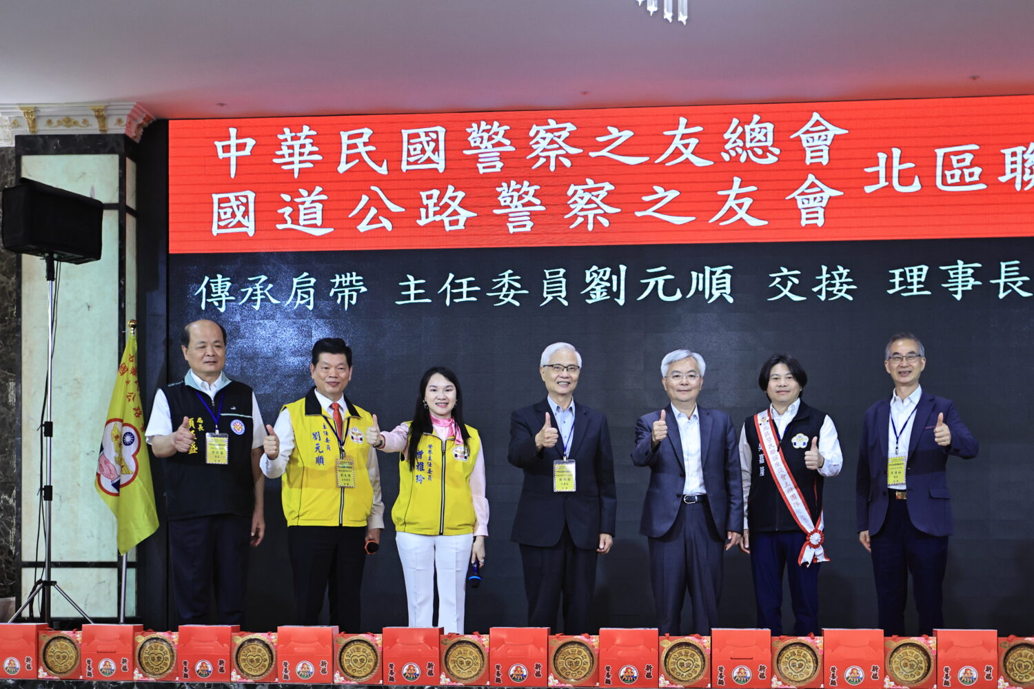  國道警友會主委劉元順（左二）將主辦權交接予吳嘉隆（右二）。（圖／記者 趙靜姸翻攝）