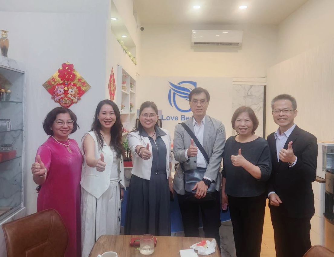 前民眾黨立法委員麥玉珍(左3)證實,兩年條款卸任立委後,自己暫時無投入年底選戰的規劃。(記者翻攝)