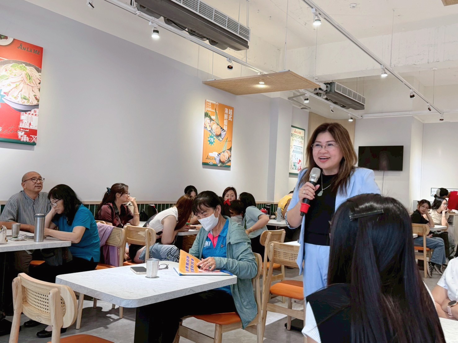 麥玉珍是社團法人台灣新移民協會創會理事長,經常和會員、學員經驗分享,協助解惑。(記者翻攝)