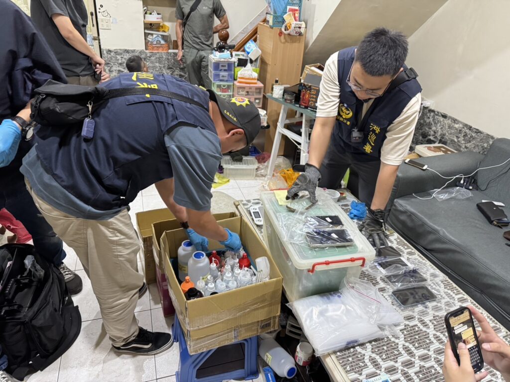海巡署緝獲國內首宗利用非管制化學物質「依托咪酯酸」轉化製造第二級毒品「依托咪酯」之新興製毒手法。(圖/海巡署提供)