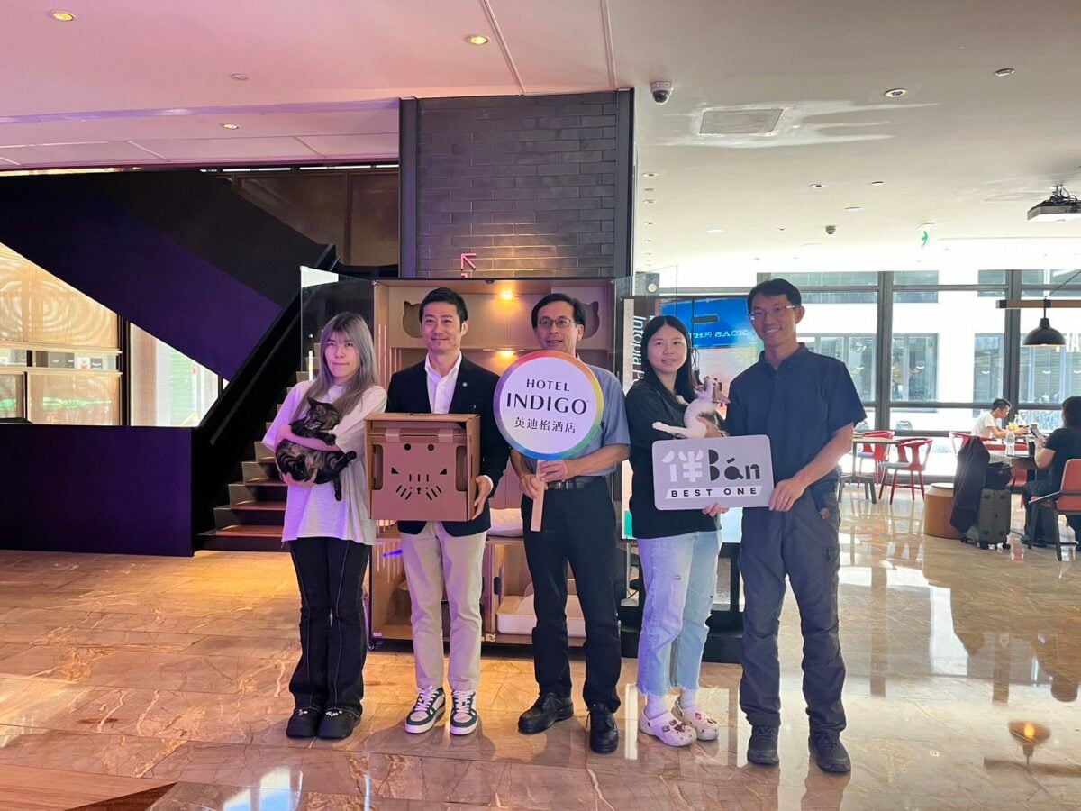 ▲自今年5月30日起,動保處正式攜手高雄中央公園英迪格酒店,共同推出「Purrfect Match 高雄英迪格城市相遇計畫」。將充滿質感的酒店大廳,化身為全台最具溫度的「旅貓互動空間」,高雄市動保處長許銘彰(右3)與合作飯店人員合影。