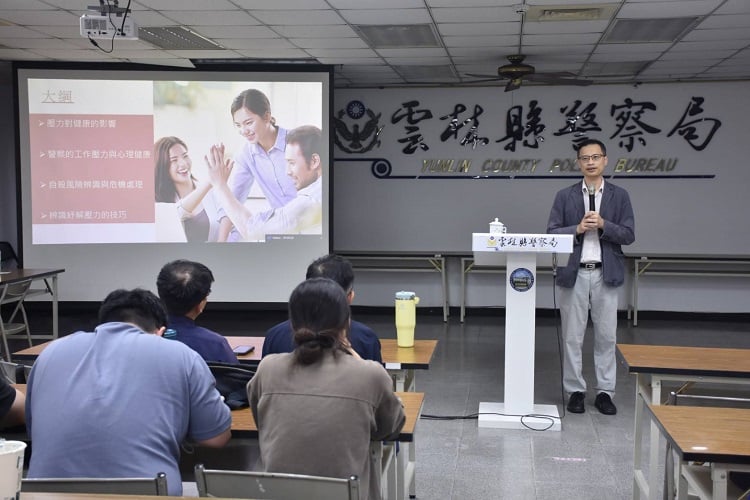▲有健康警察才有安全治安!雲警邀桃療李仁欽主任授課強化心理防護網。(記者劉峻文攝)