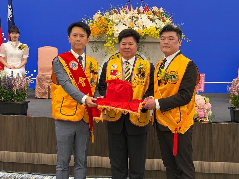 ▲李敏卿總監(中)主持會長印信交接儀式。