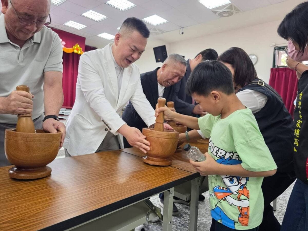 ▲苗栗市長余文忠與民眾體驗搗糍粑