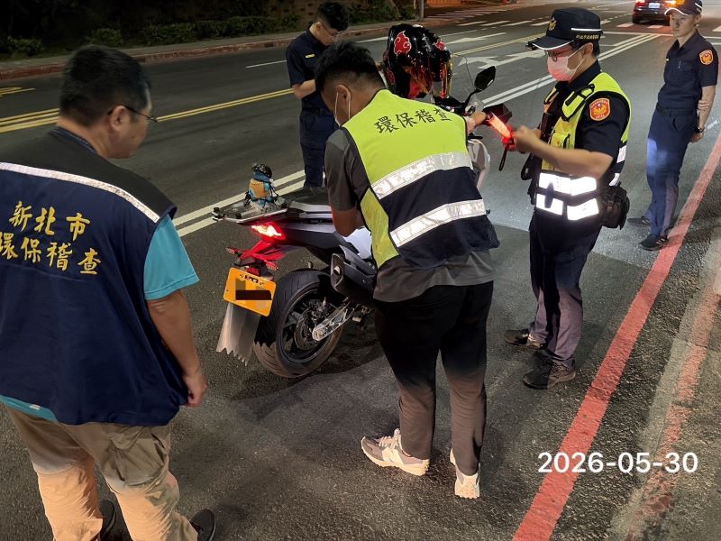科技執法掃蕩噪音車 新北環警夜襲淡江大橋閉鎖式路檢 36 《圖說》環警聯手於淡江大橋兩端及下橋要道同步攔查噪音車。〈環保局提供〉